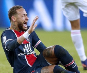 epa08882859 Paris Saint Germain's Neymar Jr reacts in pain during the French Ligue 1 soccer match between PSG and Lyon at the Parc des Princes stadium in Paris, France, 13 December 2020.  EPA/YOAN VALAT