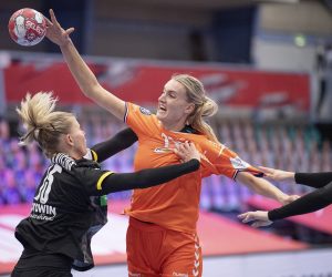 epa08884064 Kelly Dulfer (C) of the Netherlands in action with Kim Naidzinavicius (L) and Julia Behnke (R) of Germany during the EHF EURO 2020 European Women's Handball Main Round - Group II match between the Netherlands and Germany at Sydbank Arena in Kolding, Denmark, 14 December 2020.  EPA/BO AMSTRUP DENMARK OUT