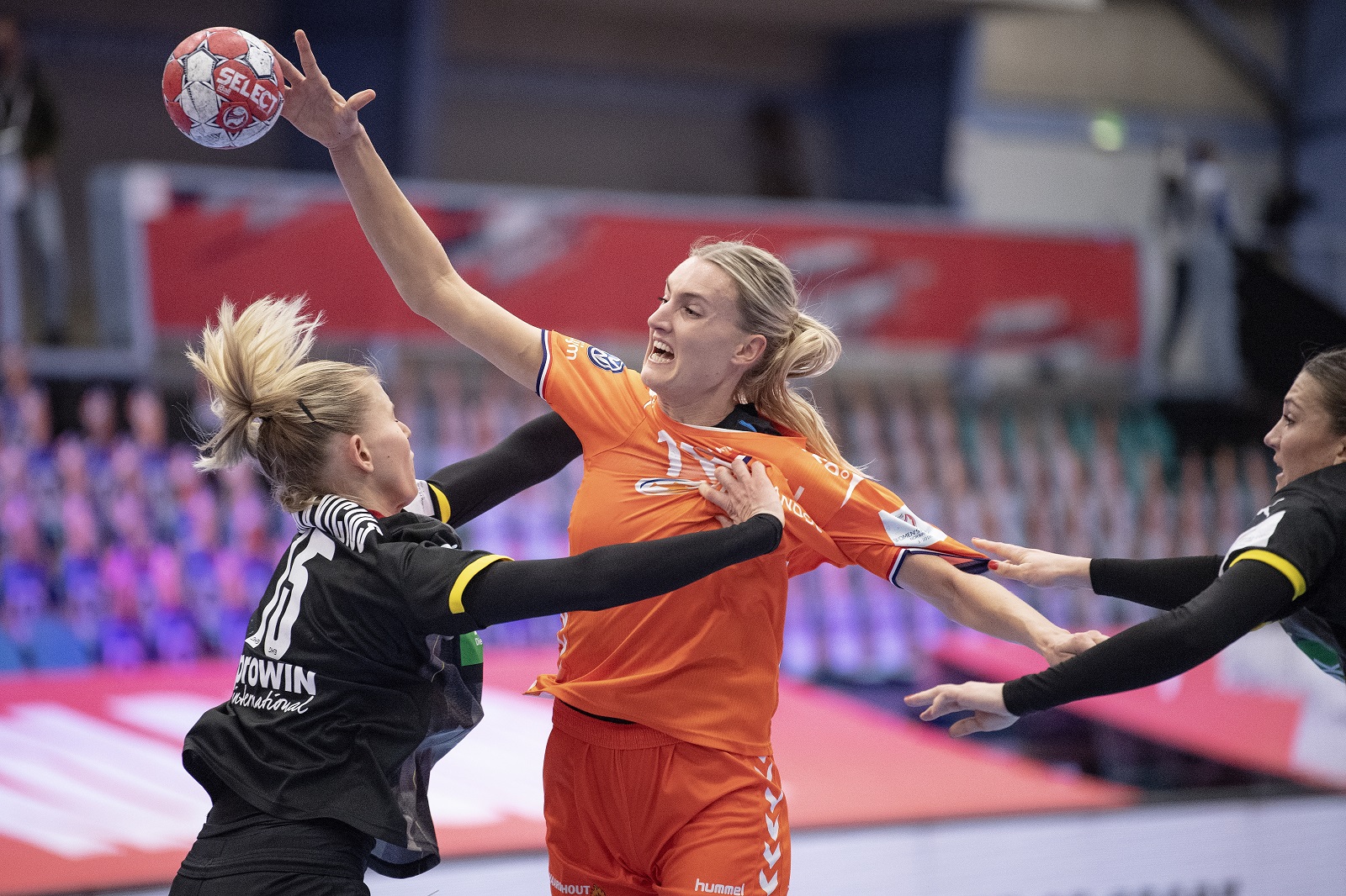 epa08884064 Kelly Dulfer (C) of the Netherlands in action with Kim Naidzinavicius (L) and Julia Behnke (R) of Germany during the EHF EURO 2020 European Women's Handball Main Round - Group II match between the Netherlands and Germany at Sydbank Arena in Kolding, Denmark, 14 December 2020.  EPA/BO AMSTRUP DENMARK OUT