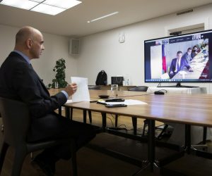 epa08885362 Swiss Federal Councillor and health minister Alain Berset, left, listens to French health minister Olivier Veran, during a virtual meeting with European Ministers on vaccine strategies, in Bern, Switzerland, December 15, 2020.  EPA/PETER KLAUNZER