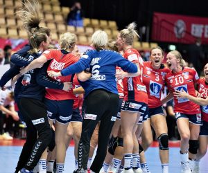 epa08892746 Team of Norway celebrates winning the EHF Euro 2020 European Women's semi-final Handball match between Norway and Denmark at Jyske Bank Boxen in Herning, Denmark, 18 December 2020.  EPA/HENNING BAGGER  DENMARK OUT