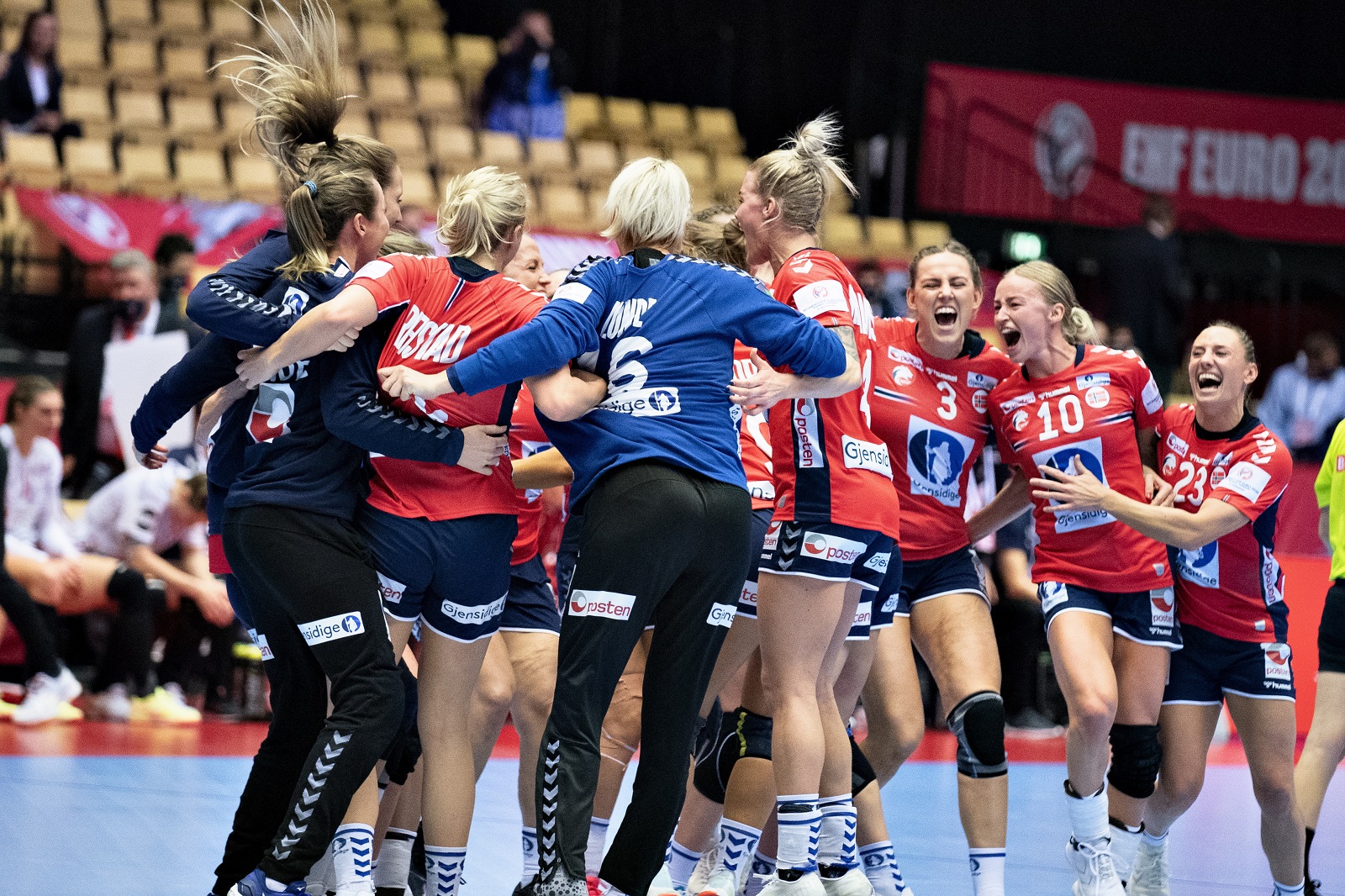epa08892746 Team of Norway celebrates winning the EHF Euro 2020 European Women's semi-final Handball match between Norway and Denmark at Jyske Bank Boxen in Herning, Denmark, 18 December 2020.  EPA/HENNING BAGGER  DENMARK OUT