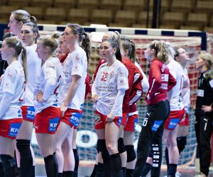 epa08892714 Team of Denmark reacts  after losing the EHF Euro 2020 European Women's semi-final Hanfball match between Norway and Denmark at Jyske Bank Boxen in Herning, Denmark, 18 December 2020.  EPA/HENNING BAGGER  DENMARK OUT