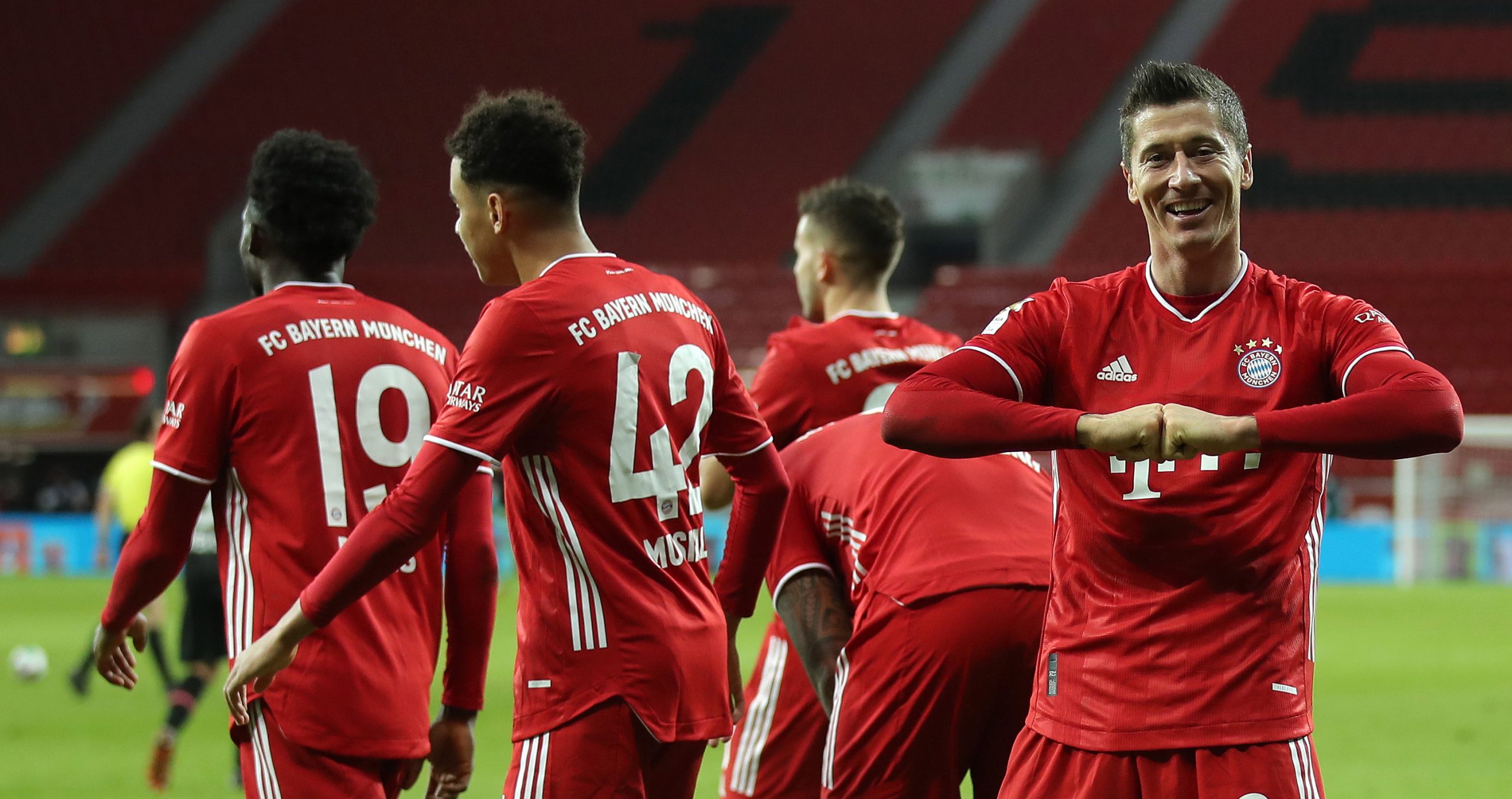 epa08894554 Robert Lewandowski (R) of FC Bayern Munich celebrates with teammates after scoring the winning goal during the German Bundesliga soccer match between Bayer 04 Leverkusen and FC Bayern Munich at BayArena in Leverkusen, Germany, 19 December 2020.  EPA/LARS BARON / POOL CONDITIONS - ATTENTION:  The DFL regulations prohibit any use of photographs as image sequences and/or quasi-video.