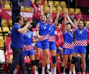 epa08896136 Coach Nenad Sostaric (L) of Croatia and his bench players celebrate during the bronze medal match between Croatia and Denmark at the EHF Euro 2020 women's European Championships in Herning, Denmark, 20 December 2020.  EPA/HENNING BAGGER  DENMARK OUT