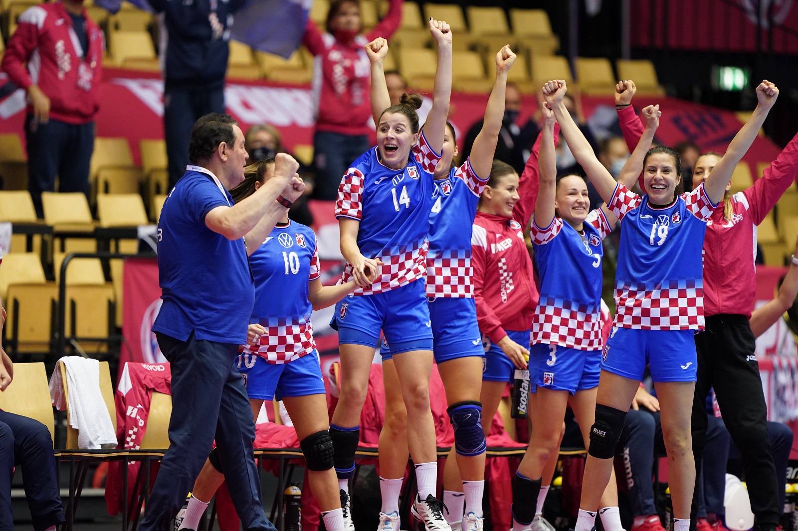epa08896136 Coach Nenad Sostaric (L) of Croatia and his bench players celebrate during the bronze medal match between Croatia and Denmark at the EHF Euro 2020 women's European Championships in Herning, Denmark, 20 December 2020.  EPA/HENNING BAGGER  DENMARK OUT