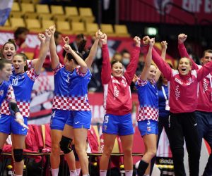 epa08896135 Croatia players celebrate during the bronze medal match between Croatia and Denmark at the EHF Euro 2020 women's European Championships in Herning, Denmark, 20 December 2020.  EPA/HENNING BAGGER  DENMARK OUT
