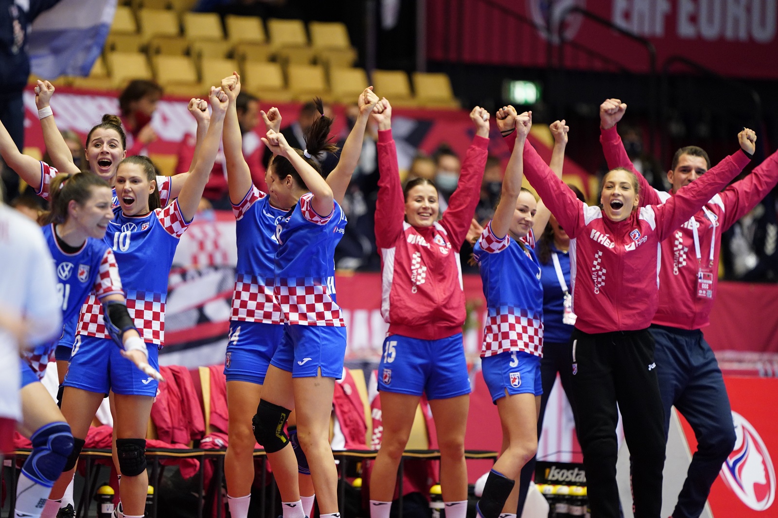 epa08896135 Croatia players celebrate during the bronze medal match between Croatia and Denmark at the EHF Euro 2020 women's European Championships in Herning, Denmark, 20 December 2020.  EPA/HENNING BAGGER  DENMARK OUT