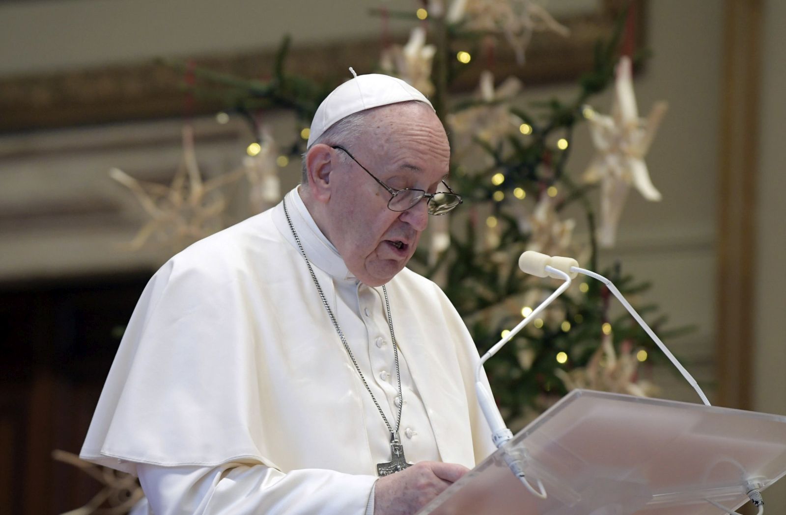 epa08903500 A handout picture provided by the Vatican Media shows Pope Francis (C) delivers his Urbi et Orbi Christmas message in Benedizioni (hall of Blessings) aula in Vatican, 25 December 2020.  EPA/VATICAN MEDIA HANDOUT  HANDOUT EDITORIAL USE ONLY/NO SALES