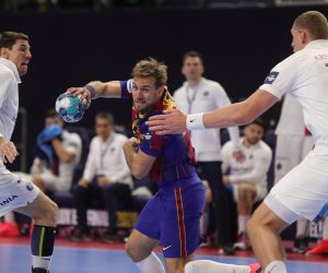 epa08908234 Barcelona's Luca Cindric (C) in action against PSG's Dainis Kristopans (R) and PSG's Viran Morros (L) during the 2020 EHF FINAL4 Handball Champions League semi final match between FC Barcelona and Paris Saint-Germain in Cologne, Germany, 28 December 2020.  EPA/FRIEDEMANN VOGEL