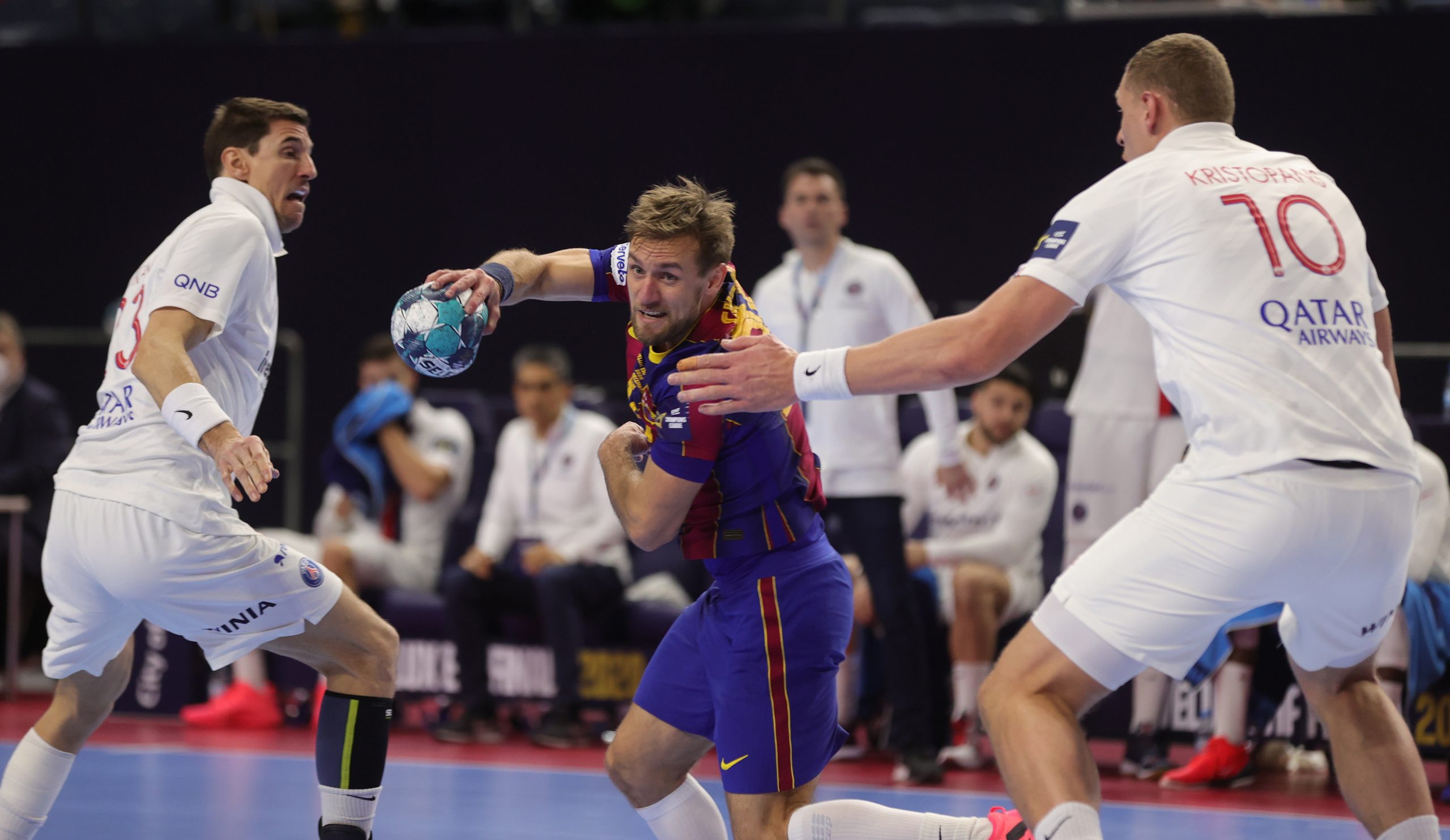 epa08908234 Barcelona's Luca Cindric (C) in action against PSG's Dainis Kristopans (R) and PSG's Viran Morros (L) during the 2020 EHF FINAL4 Handball Champions League semi final match between FC Barcelona and Paris Saint-Germain in Cologne, Germany, 28 December 2020.  EPA/FRIEDEMANN VOGEL