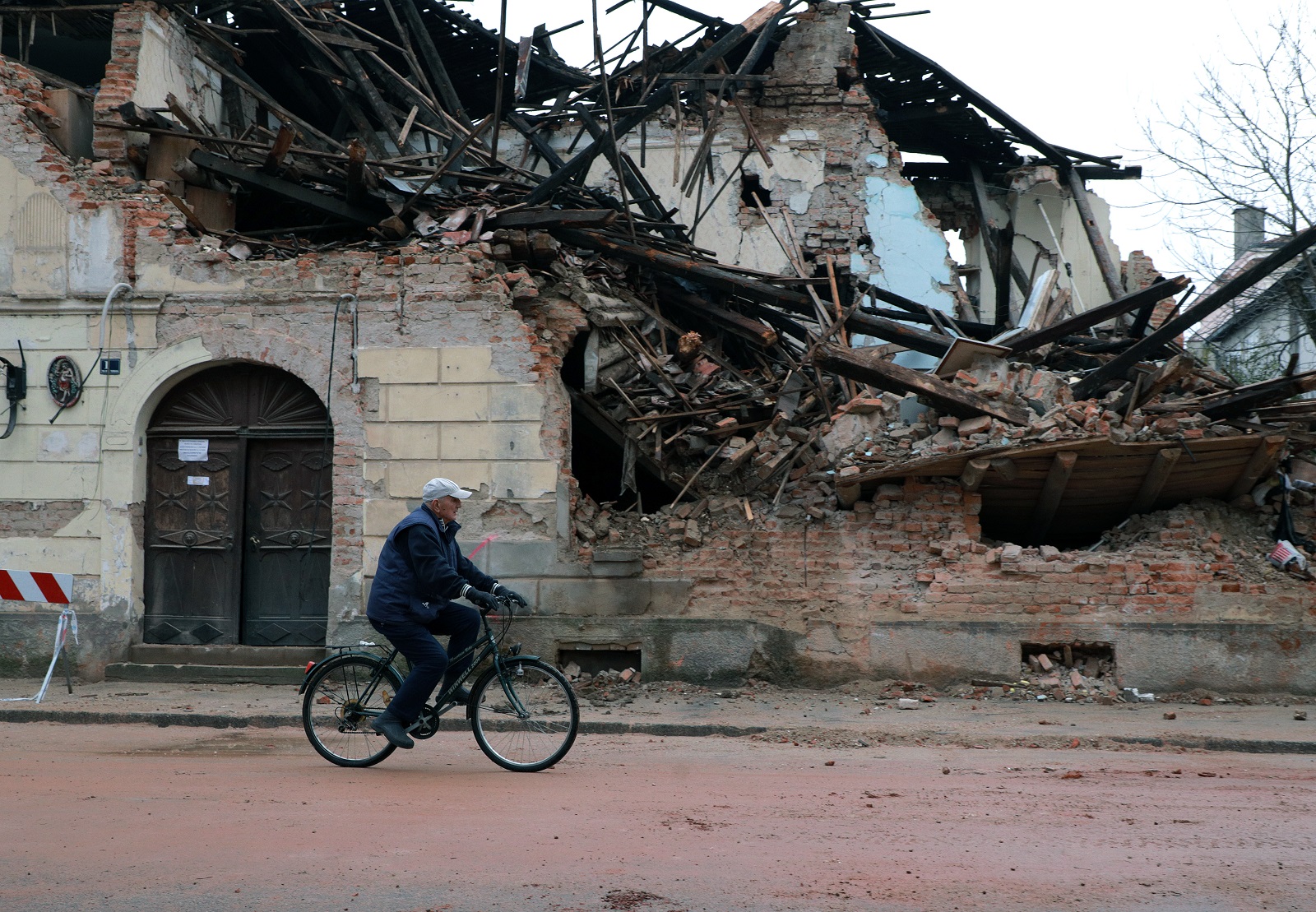 Petrinja, 30.12.2020.- Nakon snažnog potresa, ulice Petrinja su pune ruševina, veliki broj objekata je oštećen. foto HINA/Tomislav Pavlek/tp