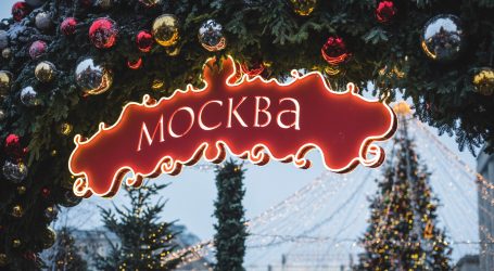 Ulice Moskve uređene božićnim dekoracijama