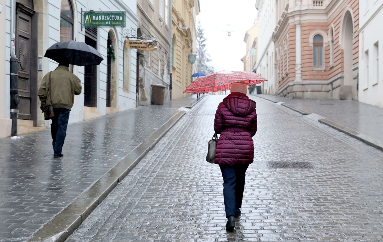 03.12.2020., Zagreb - Nakon jucerasnjeg snijega danas Zagrepcanima probleme radi kisa koje se ledi na tlu. 
Photo: Patrik Macek/PIXSELL