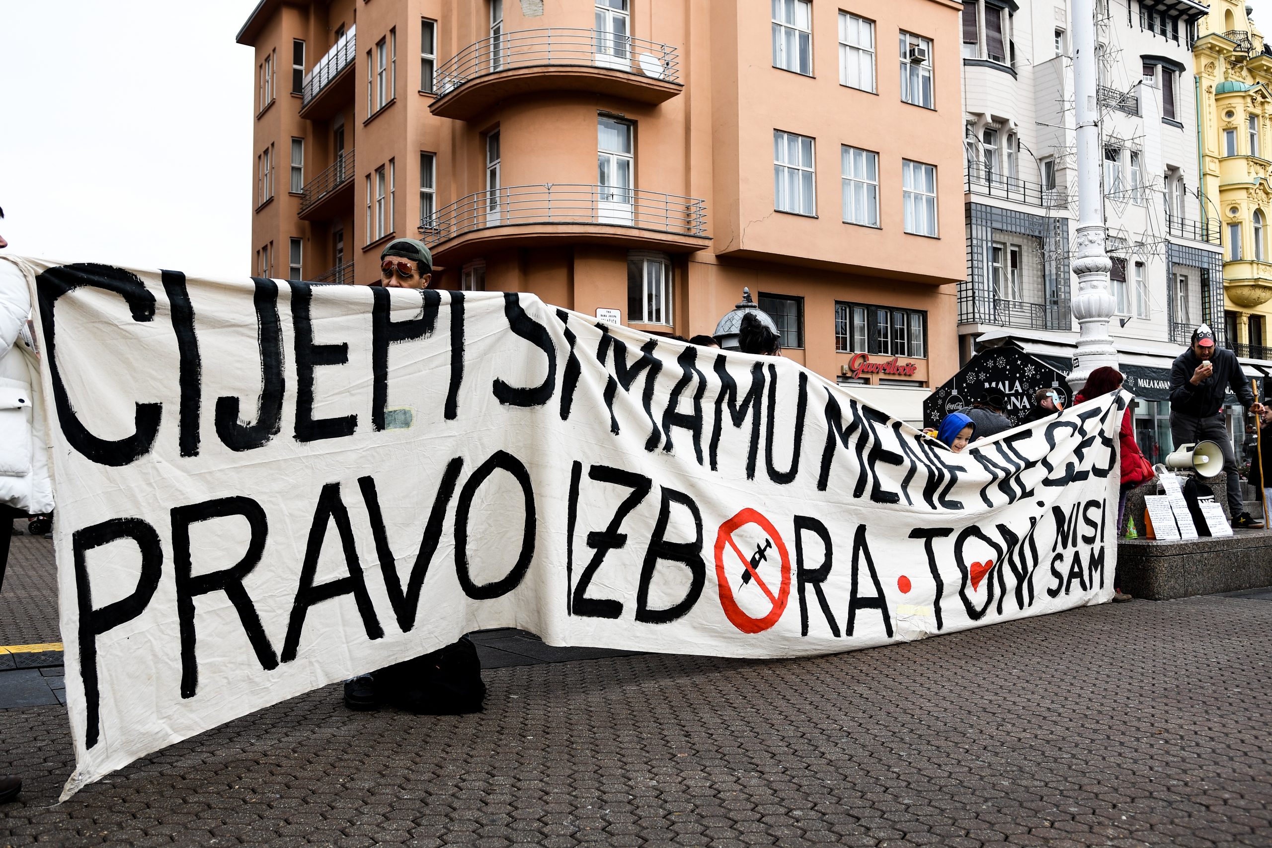 5.12.2020., Zagreb - Prosvjed protiv mjera stozera na Trgu bana Josipa Jelacica uz osiguranje policije.
Photo: Zoe Sarlija/PIXSELL