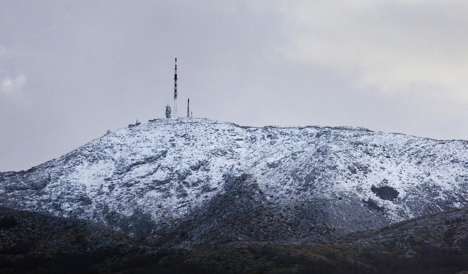07.12.2020., Zagvozd - Pogled na sjeverne padine Biokova gdje je snijeg zabijelio vrh sv. Jure.
Photo: Miroslav Lelas/PIXSELL