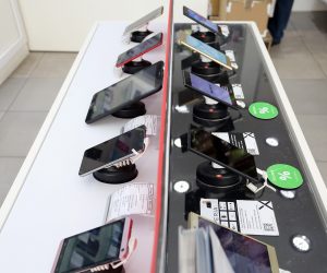 14.06.2018., Sibenik - Prodaja mobilnih telefona.
Photo: Dusko Jaramaz/PIXSELL