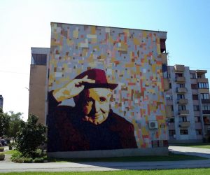 16.07.2014., Karlovac - U sklopu projekta Pouka u Krlezinoj ulici na zgradi je napravljen veliki mural Miroslava Krleze.
Dominik Grguric/PIXSELL
