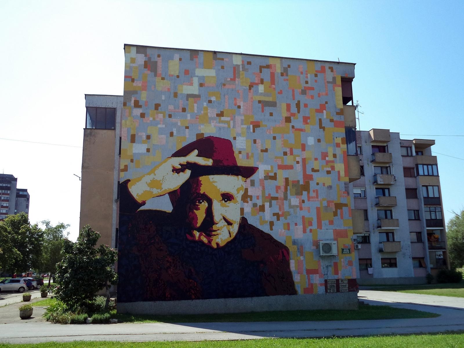 16.07.2014., Karlovac - U sklopu projekta Pouka u Krlezinoj ulici na zgradi je napravljen veliki mural Miroslava Krleze.
Dominik Grguric/PIXSELL