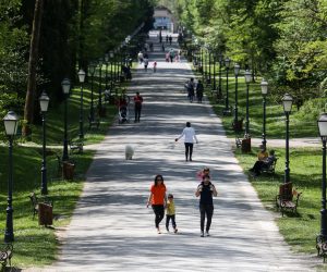 18.04.2020., Zagreb - Gradjani iskoristili suncanu i toplu nedjelju za boravak u parku Masimir.
Photo: Marin Tironi/PIXSELL.