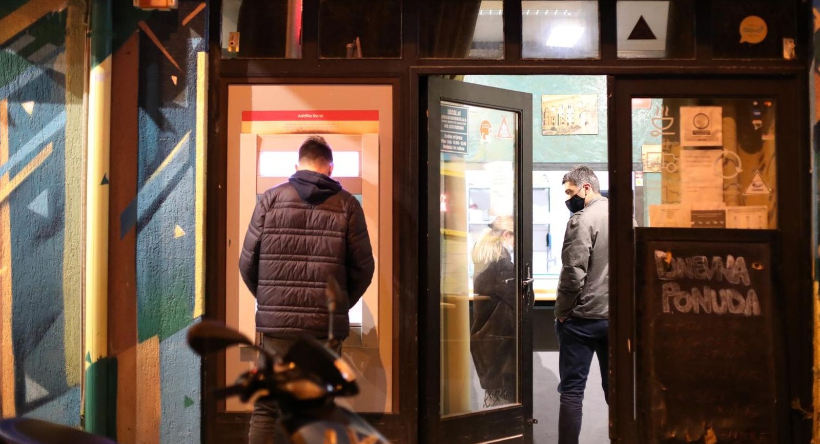 22.12.2020.,Split - Nesto malo iza 15:30 zaposlenik jednog fast food objekta uboden je skarama u vrat i prevezen je u bolnicu.Muskarac koji se dovodi u vezu s napadom je uhicen i priveden, a u tijeku je kriminalisticko istrazivanje.
Photo: Ivo Cagalj/PIXSELL