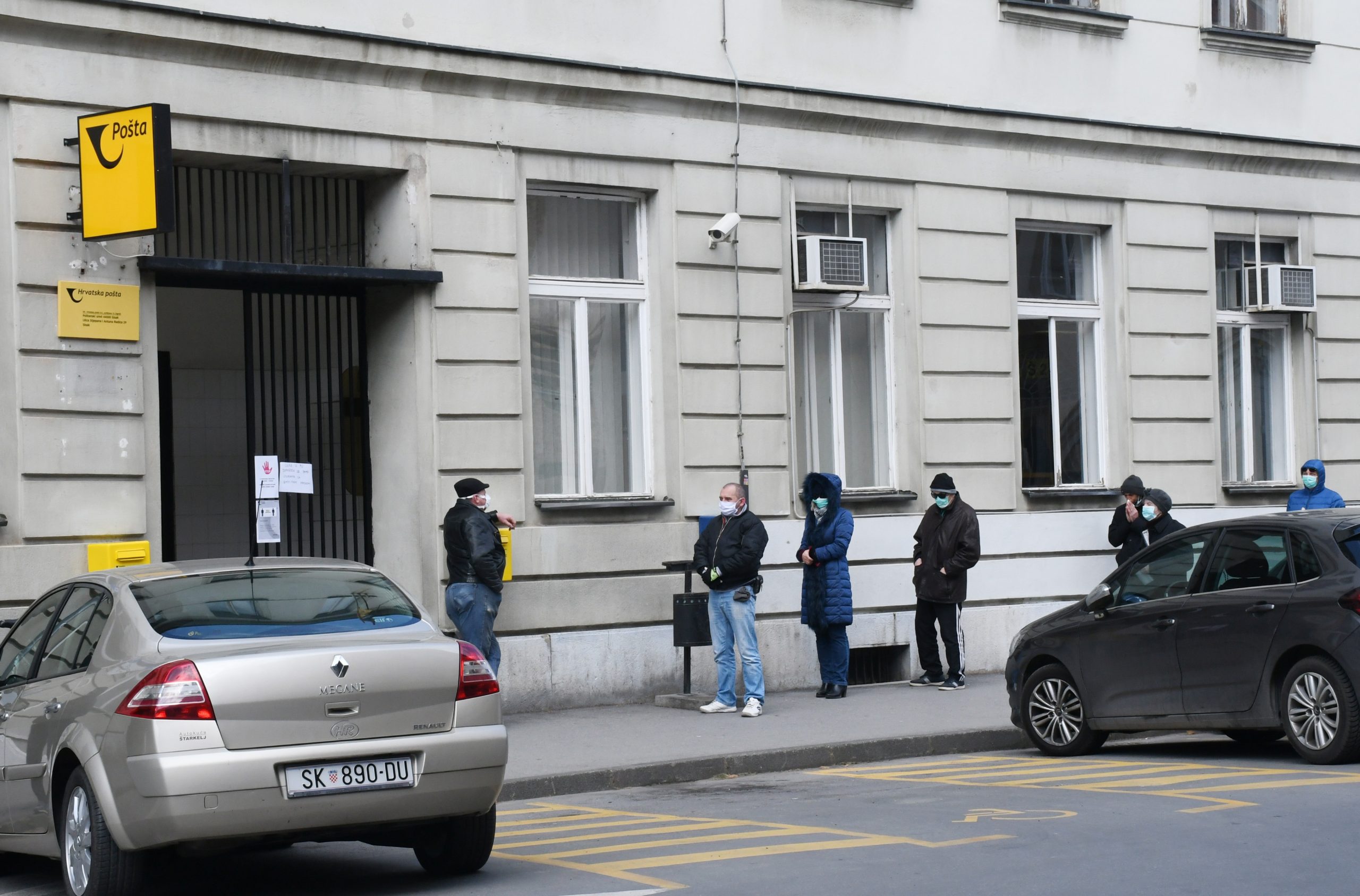 23.03.2020., Sisak - Siscani se pridrzavaju vecine sigurnosnih mjera za ulazak u Postu, no jedino se neki ne pridrzavaju propisanog razmaka. 
Photo: Nikola Cutuk/PIXSELL