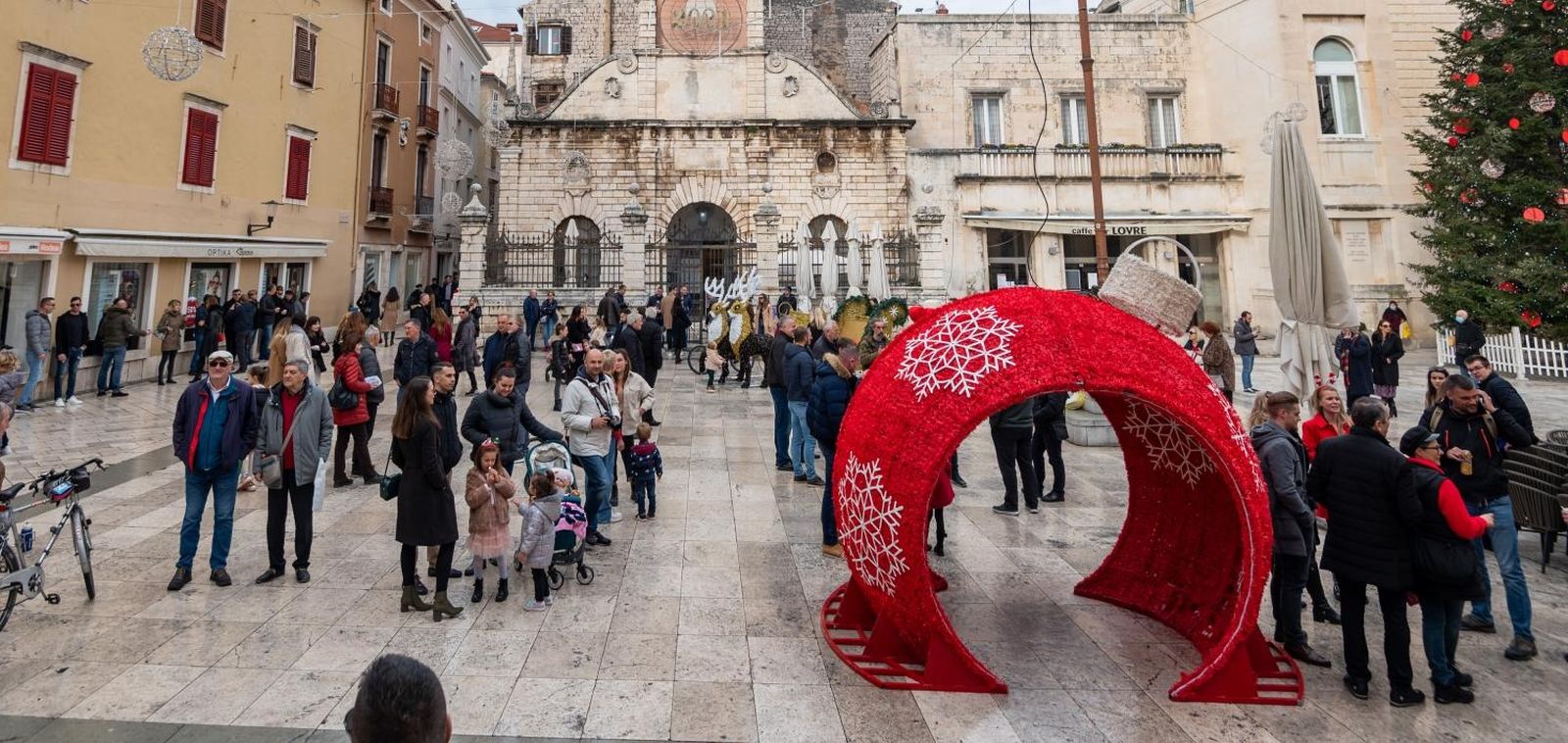24.12.2020., Zadar - Atmosfera na gradskim ulicama na badnji dan. 
Photo: Dino Stanin/PIXSELL