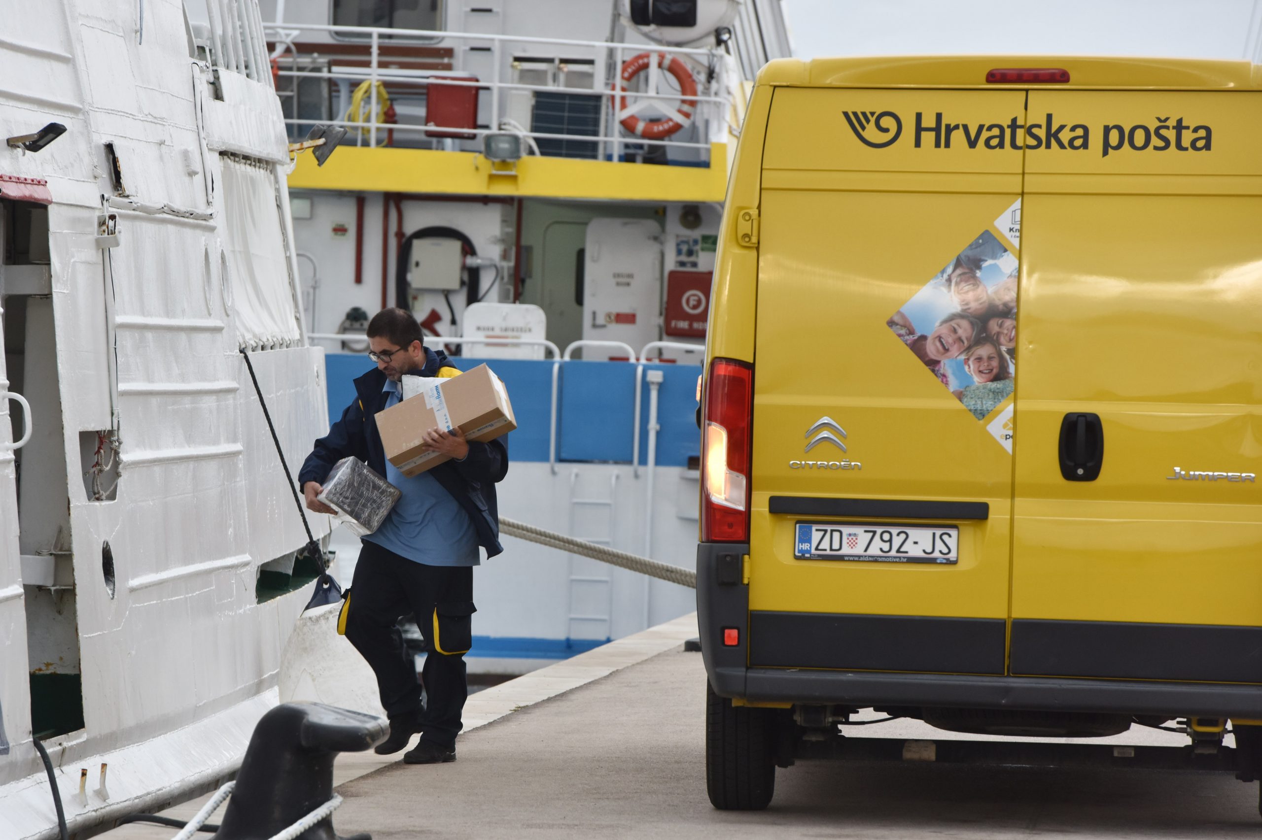 27.10.2020., Sibenik - Hrvatska posta vrsi dostavu posiljki i poste tijekom jutra na sibenske otoke.
Photo: Hrvoje Jelavic/PIXSELL
