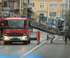 28.12.2020. Zagreb - Vatrogasci u Domjanicevoj ulici s krova skidaju crijep. Photo: Slavko Midzor/PIXSELL
