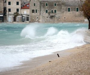 28.12.2020., Primosten - Jako jugo podizalo valove koji su potopili setnicu uz more. Photo: Zarko Basic/PIXSELL