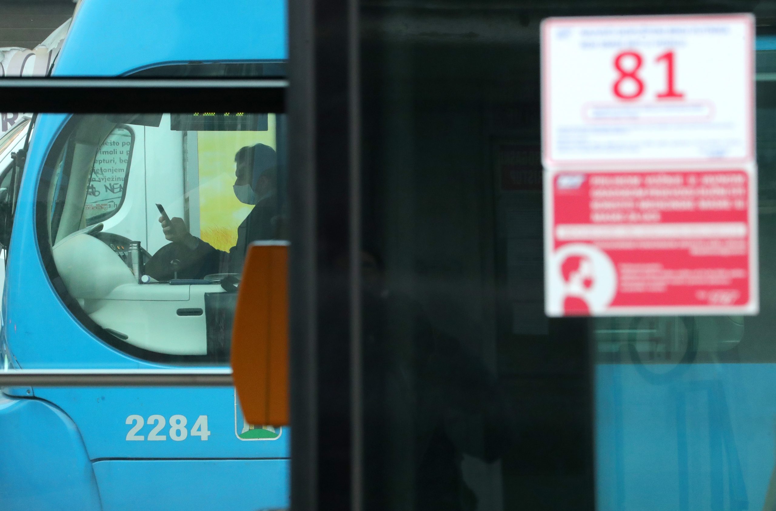 30.11.2020., Zagreb - Okretiste tramvaja Ljubljanica. Kako se provode nove mjere u ZET-ovim vozilima te kako se rijesavaju zahtjevi da popunjenost da ne smije prelaziti 40 posto, osobito u vrijeme jutarnje guzve. Photo: Sanjin Strukic/PIXSELL