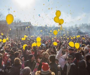 31.12.2015. Fuzine - Tradicionalni docek Nove godine u Fuzinama slavi tocno u podne vec 16 godina. Novost ovogodisnjeg podnevnog doceka bila je mogucnost kupnje balona na koje su se ispisivale novogodisnje zelje, a svi su pusteni u zrak tocno u podne. Dio prihoda od prodanih balona ide u humanitarne svrhe. 
Photo: Nel Pavletic/PIXSELL