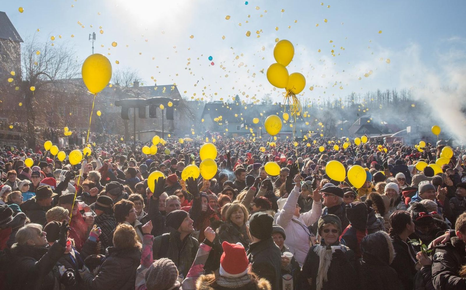 31.12.2015. Fuzine - Tradicionalni docek Nove godine u Fuzinama slavi tocno u podne vec 16 godina. Novost ovogodisnjeg podnevnog doceka bila je mogucnost kupnje balona na koje su se ispisivale novogodisnje zelje, a svi su pusteni u zrak tocno u podne. Dio prihoda od prodanih balona ide u humanitarne svrhe. 
Photo: Nel Pavletic/PIXSELL