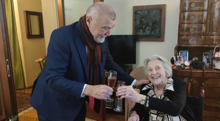 Skoro dva stoljeća na jednoj fotografiji: Vera Velebit i Stjepan Mesić zajedno proslavili rođendan
