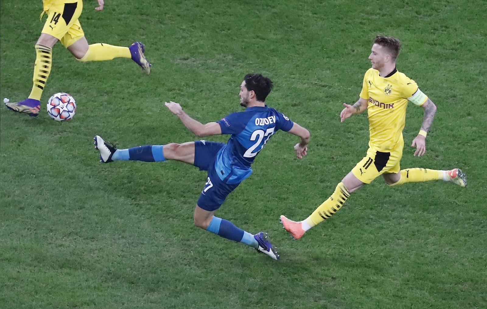 epa08870915 Zenit's Magomed Ozdoev (L) in action with Borussia Dortmund's Marco Reus (R) during the UEFA Champions League group F soccer match between Zenit St. Petersburg and Borussia Dortmund in St. Petersburg, Russia, 08 December 2020.  EPA/Anatoly Maltsev