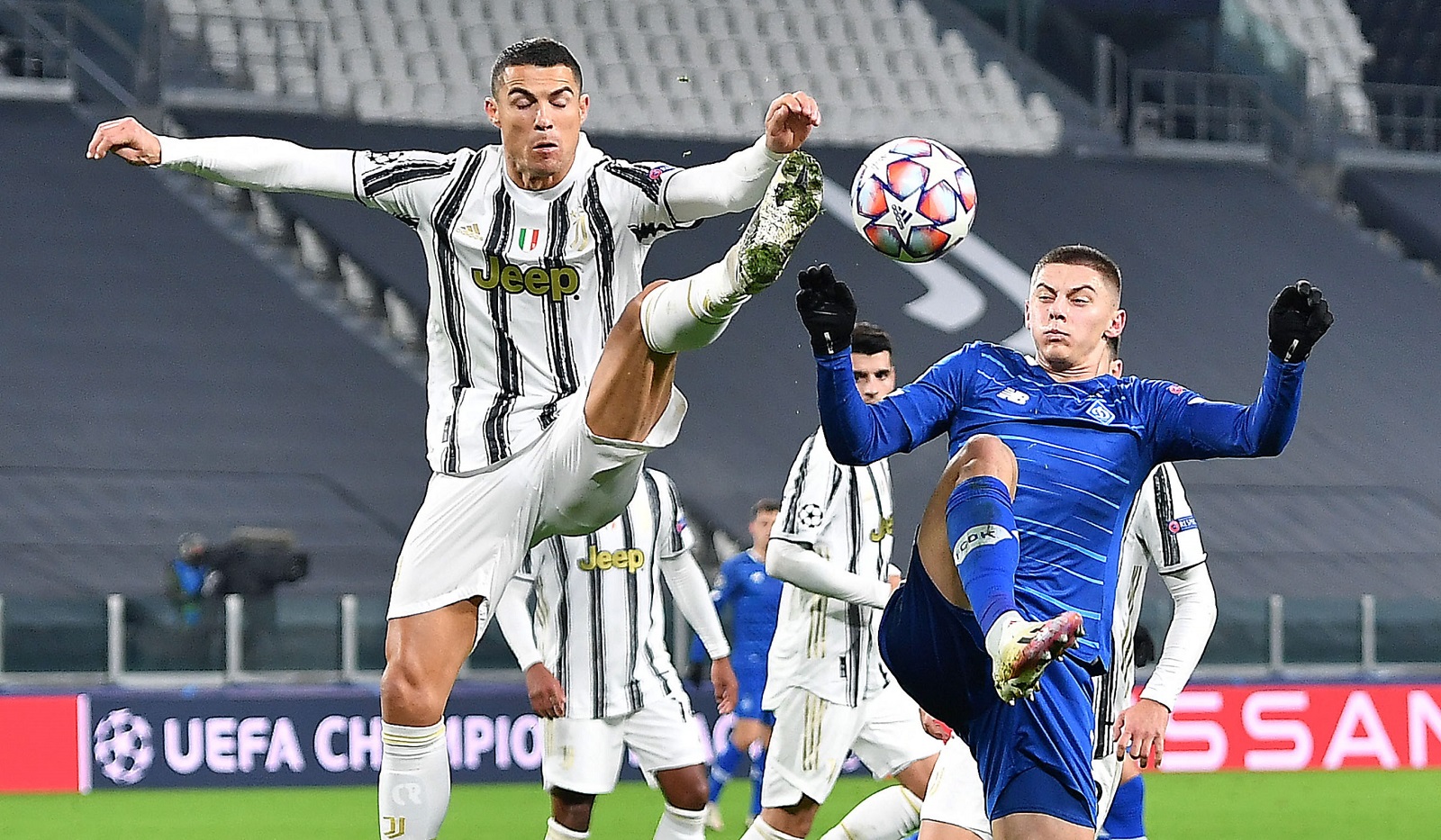 epa08858028 Juventus’ Cristiano Ronaldo(L) in action during the UEFA Champions League Group G soccer match between Juventus FC vs FK Dynamo Kyiv at the Allianz Stadium in Turin, Italy, 2 December 2020.  EPA/ALESSANDRO DI MARCO