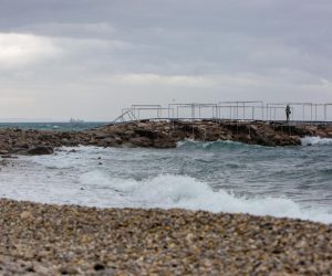 08.02.2016. Rijeka - Jako jugo praceno kisom na podrucju Kvarnera stvara velike valove na moru. 
Photo: Nel Pavletic/PIXSELL