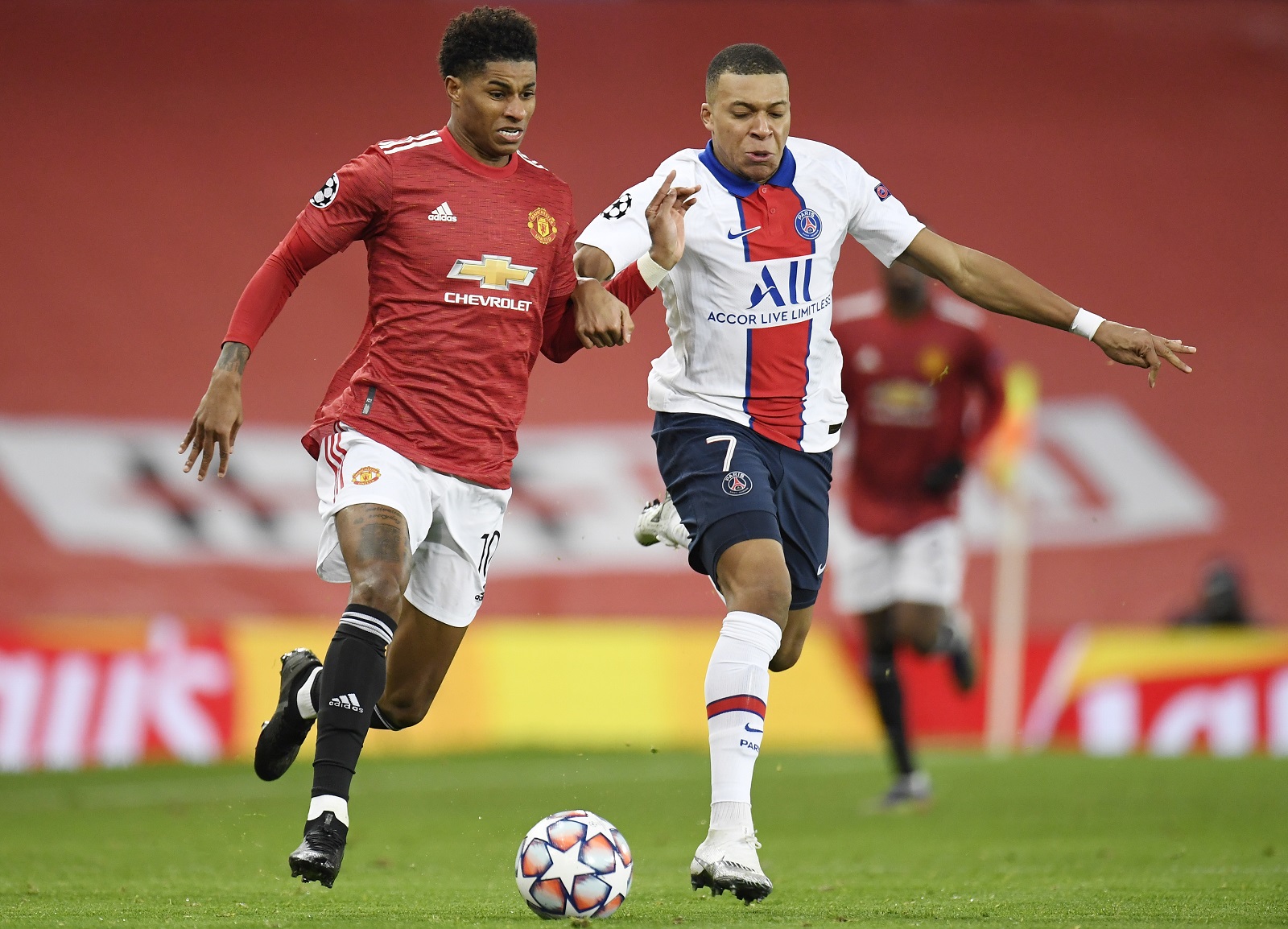 epa08858109 Marcus Rashford of Manchester United (L) in action against Kylian Mbappe of PSG (R) during the UEFA Champions League group H match between Manchester United and PSG in Manchester, Britain, 02 December 2020.  EPA/PETER POWELL