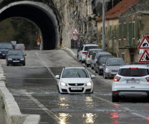 Omiš, 9.12.2020 - Ulice Omiša pod vodom radi obilne kiše i velike plime.                                                    foto HINA/ Mario STRMOTIC/ ms
