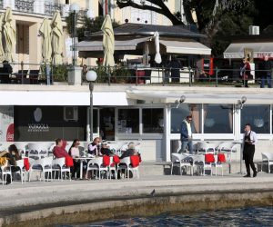 24.11.2020., Opatija - Gosti uzivaju u kavi na suncu uz valovito more na Slatini. 
Photo:Goran Kovacic/PIXSELL