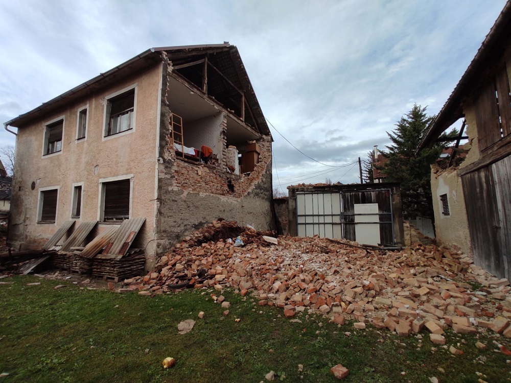 Srušena kuća u potresu koji je 29.12.2020. pogodio Petrinju. Foto: Saša Zinaja/Nfoto