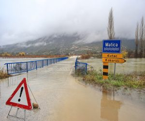 Vrgorac, 05.12.2020. - Nakon obilnih kiša rijeka Matica se izlila iz toka i poplavio je dio ceste između Vrgorca i Ploča. U jutarnjim satima voda je poplavila Vinski most i promet od Vrgorca, s izlaza autoceste na čvoru Vrgorac, prema Pločama i Dubrovniku se odvija otežano.
Cestarske službe su stavile znakove upozorenja na nekoliko mjesta, ali voda nadire i vjerojatno će doći do većeg zastoja u prometu.
Cesta od sela Kutac prema Vinskom mostu također je dijelom pod vodom, pa se vozači koji putuju prema Pločama upozoravaju na oprez. foto HINA/ Jure DIVIĆ/ ml