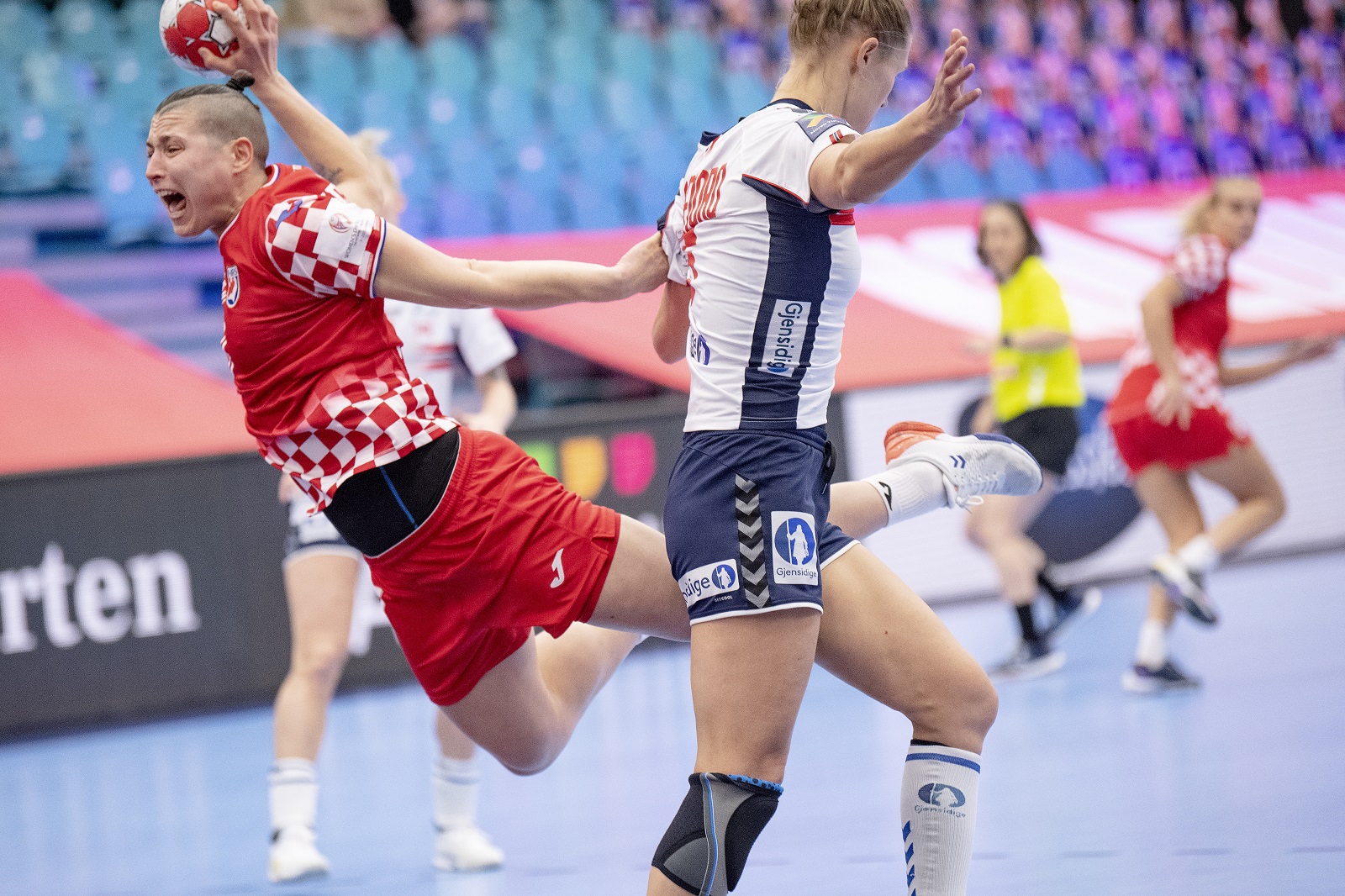 epa08879964 Katarina Jezic (L) of Croatia in action with Marit Malm Frafjord of Norway during the EHF EURO 2020 European Women's Handball Main Round - Group II match between Croatia and Norway at Sydbank Arena in Kolding, Denmark, 12 December 2020.  EPA/Bo Amstrup  DENMARK OUT