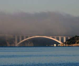 07.12.2020., Sibenik - Sibenski most prekriven jutarnjom maglom.
Photo: Hrvoje Jelavic/PIXSELL