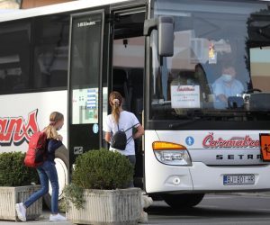 08.09.2020., Zagreb - Ucenici OS Miroslav Krleza ulaze u autobus koji ih vozi u zamjensku skolu na Pantovcak. 
Photo: Patrik Macek/PIXSELL