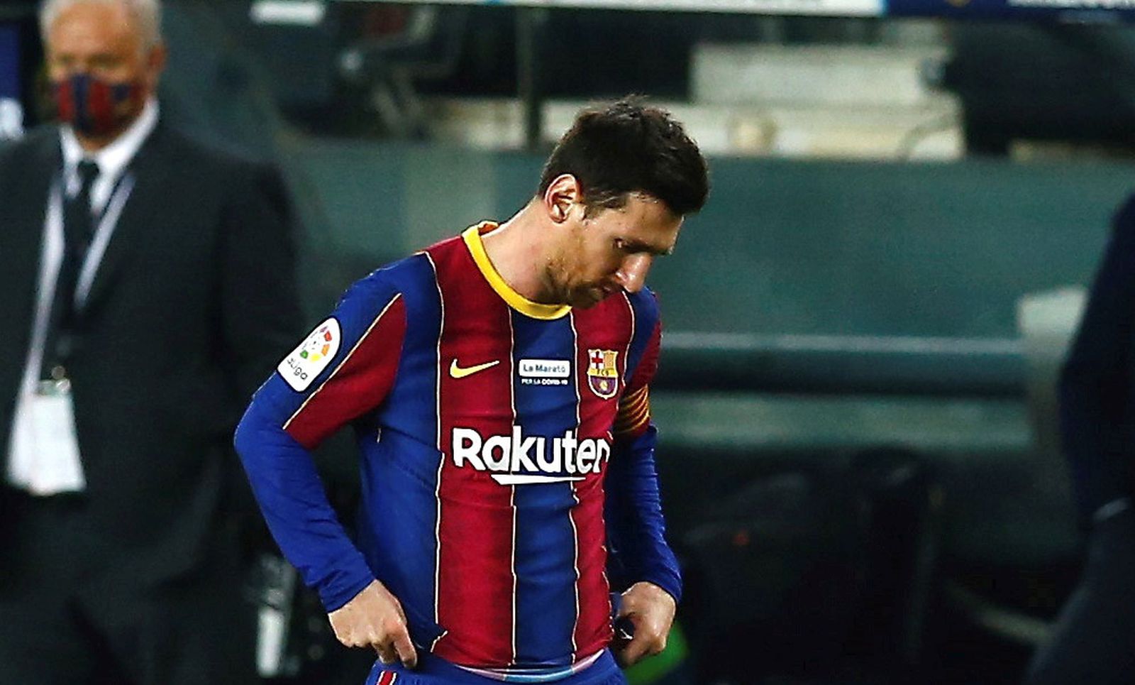 epa08894201 FC Barcelona's striker Leo Messi reacts at the end of the Spanish LaLiga soccer match between FC Barcelona and Valencia CF held at Camp Nou Stadium in Barcelona, Spain, 19 December 2020.  EPA/Enric Fontcuberta