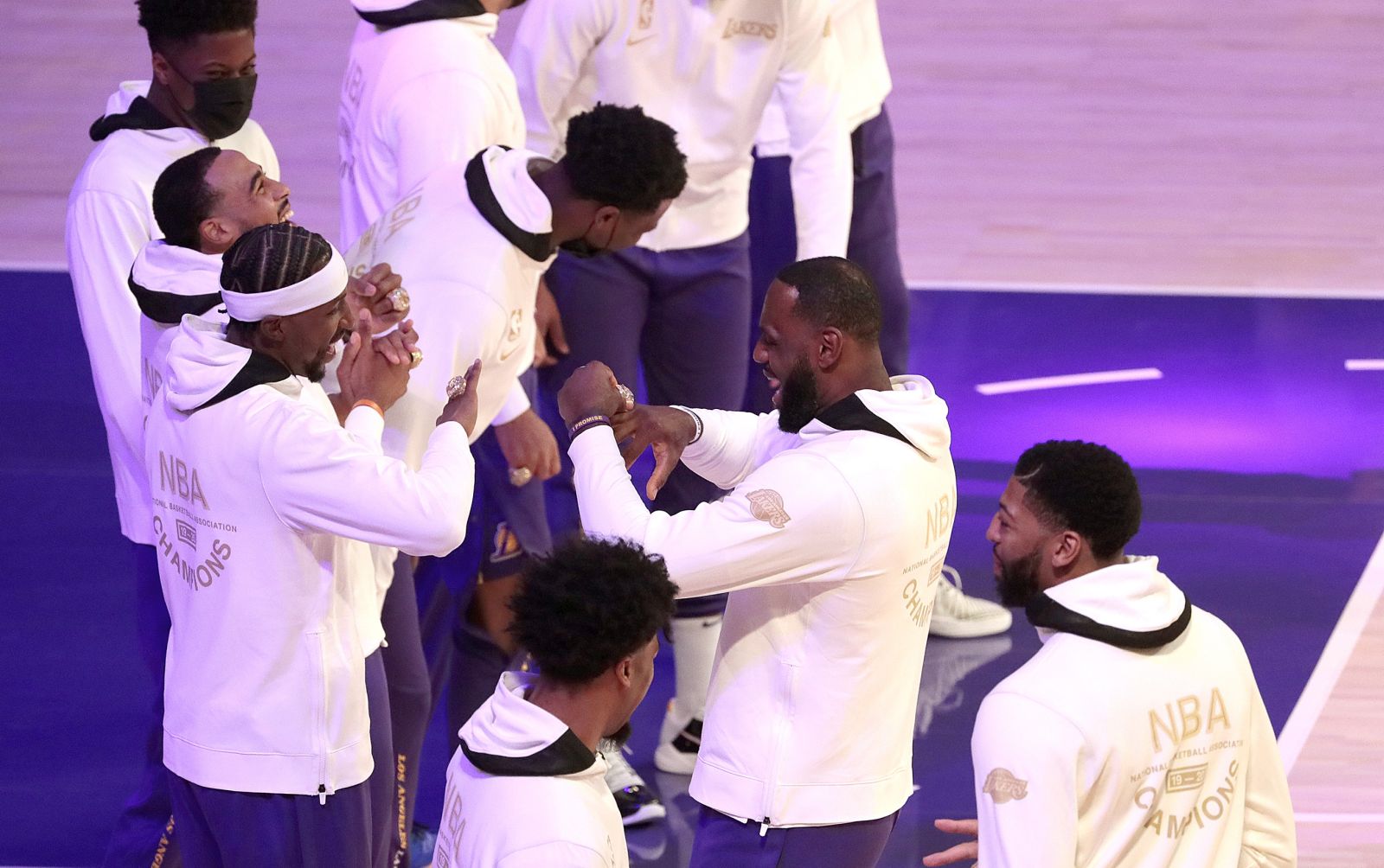 epa08900518 Los Angeles Lakers forward LeBron James (2-R) reacts after receiving his championship ring during a pre-game ceremony before the Lakers played the Los Angeles Clippers in their NBA game at the Staples Center in Los Angeles, California, USA, 22 December 2020.  EPA/ROBERT GAUTHIER / LOS ANGELES TIMES SHUTTERSTOCK OUT  EDITORIAL USE ONLY/NO SALES/NO ARCHIVES