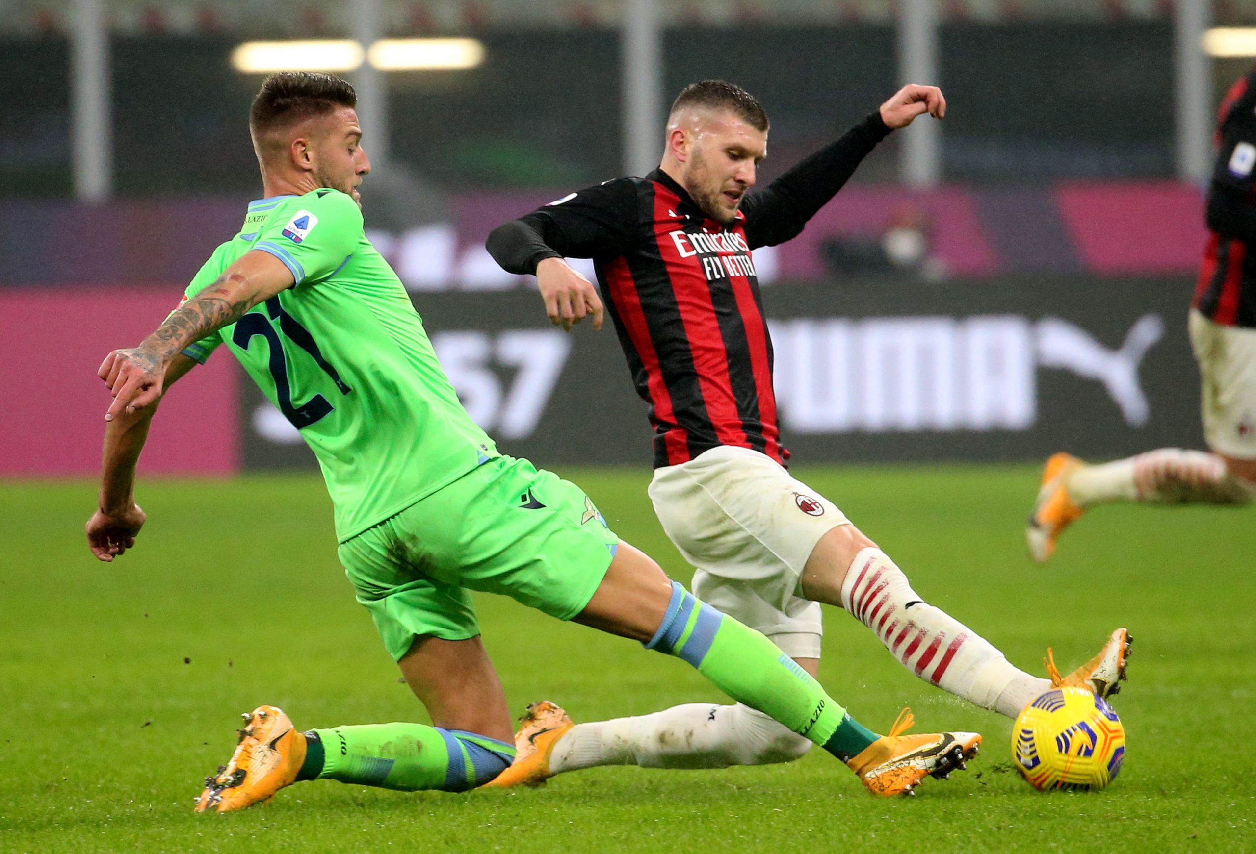 epa08901637 AC Milan's Ante Rebic (R) in action during the Italian Serie A soccer match between AC Milan and SS Lazio at Giuseppe Meazza stadium in Milan, Italy, 23 December 2020.  EPA/MATTEO BAZZI