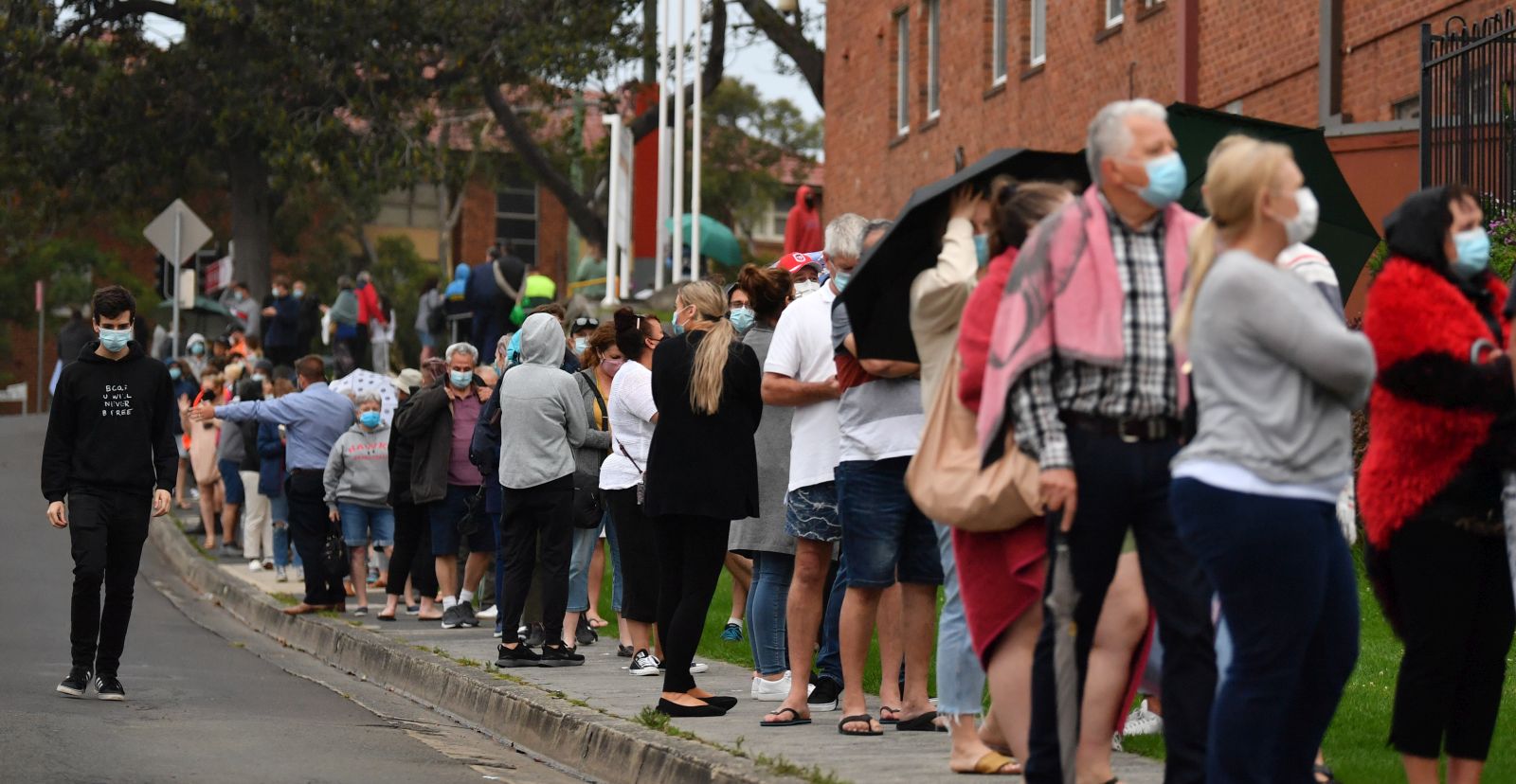 epa08908780 Long lines of people waiting to be tested for COVID-19 snake around the block at Wollongong Hospital in Wollongong, New South Wales (NSW), Australia, 29 December 2020. The NSW south coast town of Wollongong is on high alert after one new case of COVID-19 was identified.  EPA/DEAN LEWINS AUSTRALIA AND NEW ZEALAND OUT