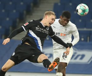 epa08915367 Bielefeld's Amos Pieper (L) in action against Moenchengladbach's Breel Embolo (R) during the German Bundesliga soccer match between DSC Arminia Bielefeld and Borussia Moenchengladbach in Bielefeld, Germany, 02 January 2021.  EPA/FRIEDEMANN VOGEL CONDITIONS - ATTENTION: The DFL regulations prohibit any use of photographs as image sequences and/or quasi-video.